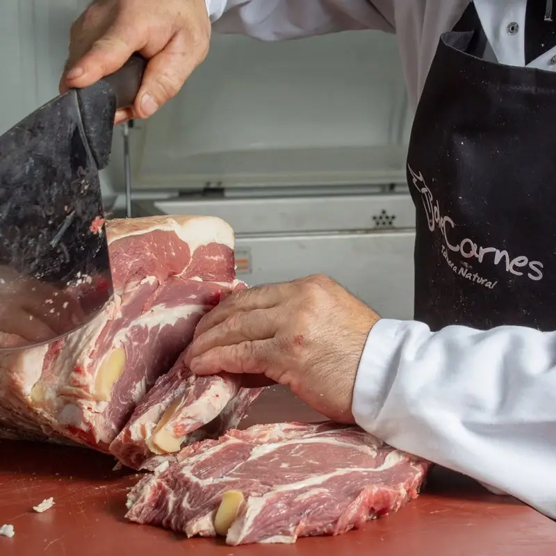 Carnicero de Tolecarnes despiezando carne de ternera