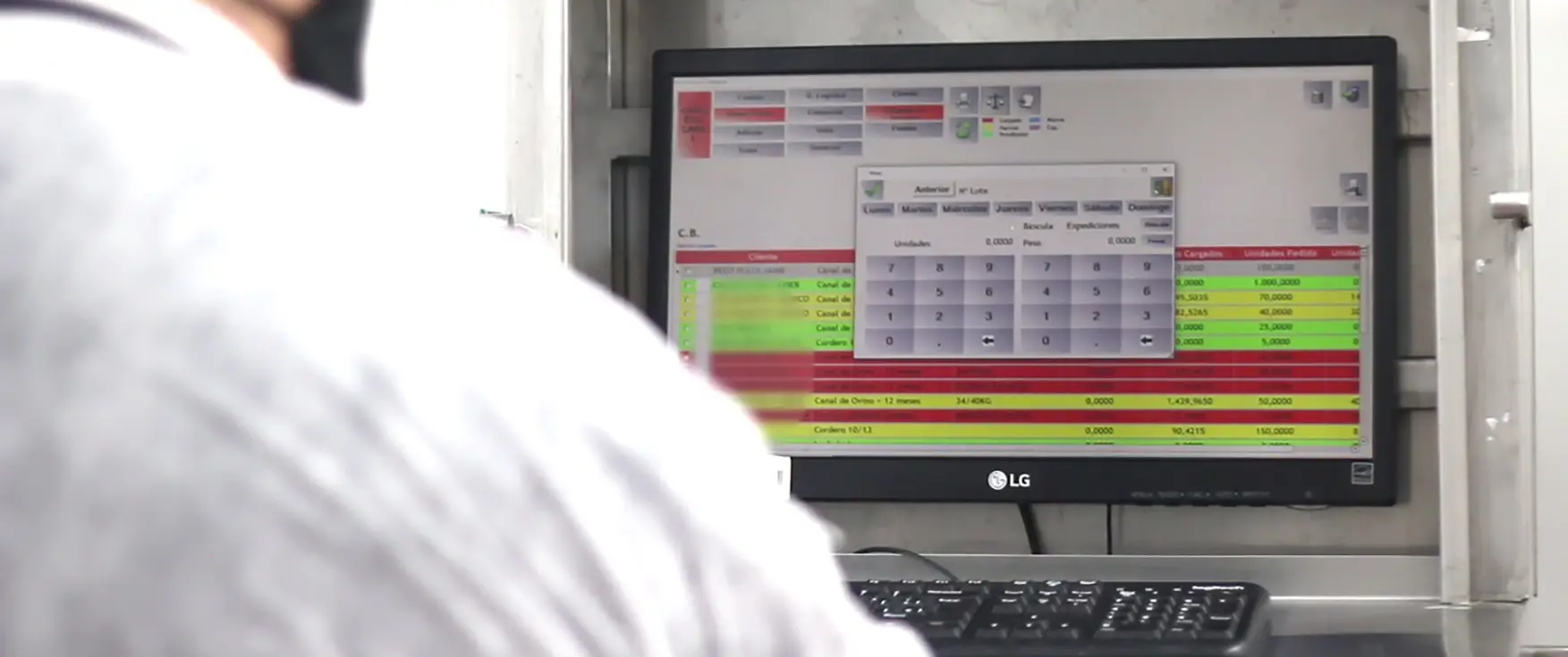 Operario trabajando con el ERP 5STC en la sala de despiece