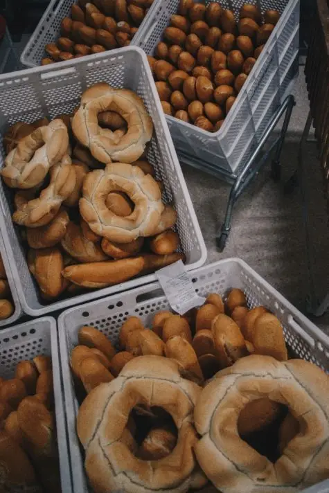 Roscos y panecillos artesanos preparados en cajas para el reparto
